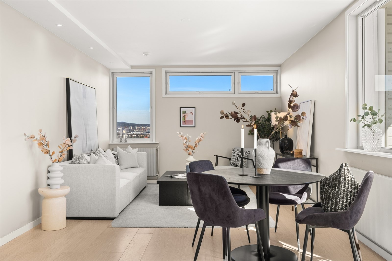 Svært lys og luftig stue med rikelig av naturlig lysinnslipp. Galleribilde