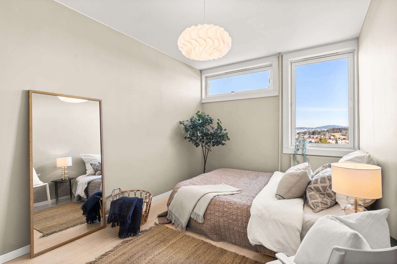 Det er gode lys- og solforhold på begge rom. Galleribilde