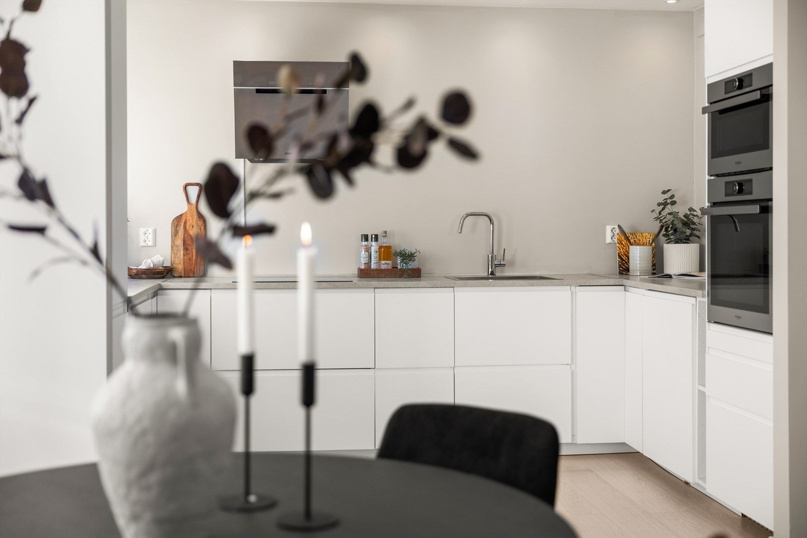 Nyere kjøkkeninnredning med mye skap- og benkeplass. Galleribilde