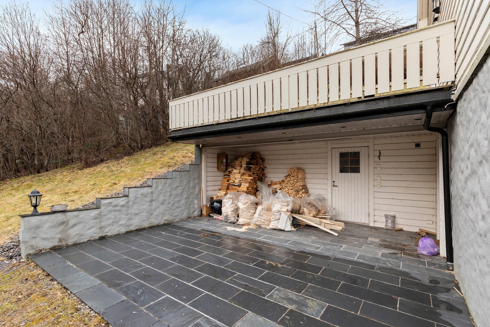 Terrasse med tilhørende bod. Galleribilde
