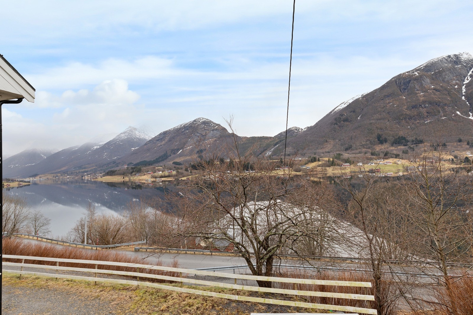 Flott utsikt mot Sykkylvsfjorden og omkringliggende fjell. Galleribilde