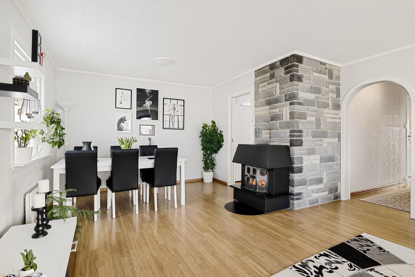 Et naturlig blikkfang i stuen er peisen, som varmer godt på litt kaldere vinterdager Galleribilde