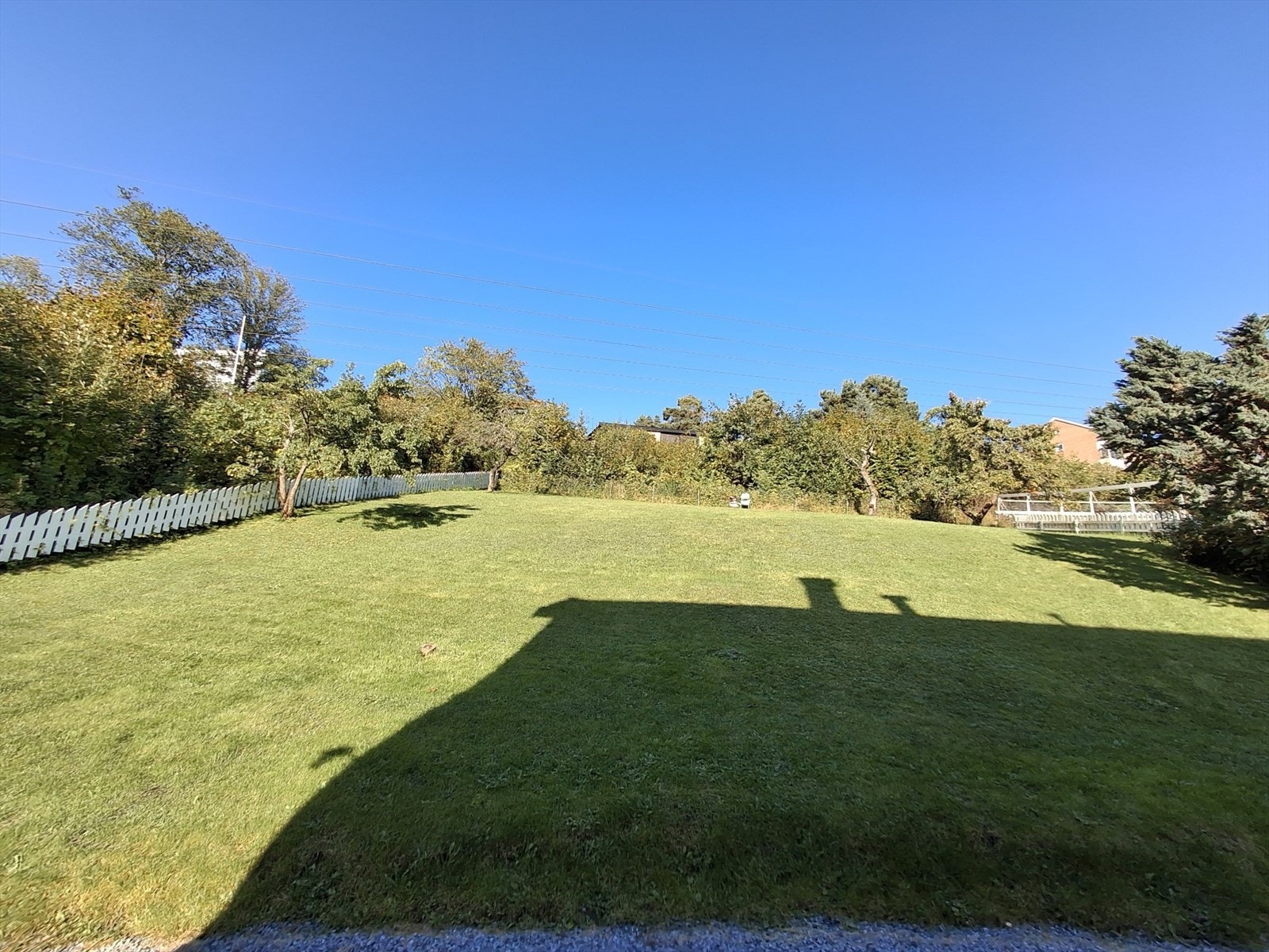 Idyllisk felles hage som er pent opparbeidet med gode solforhold Galleribilde