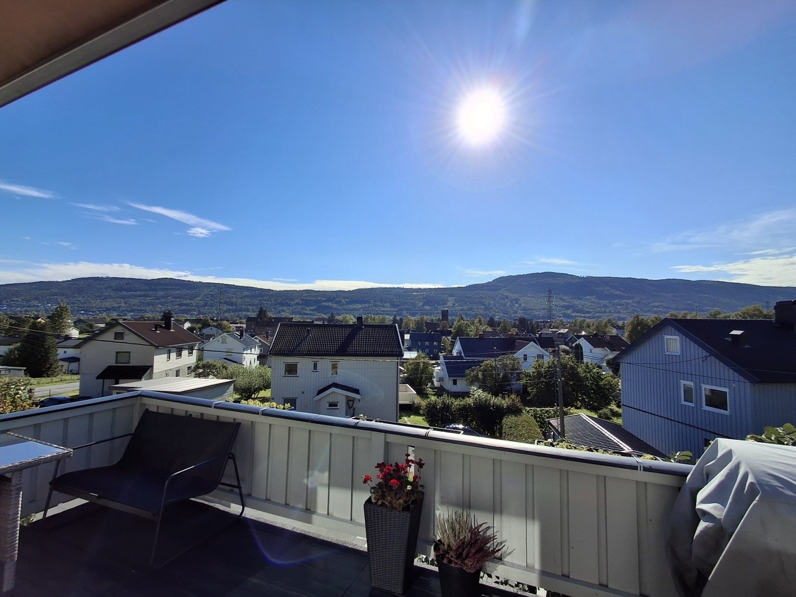 Det er god plass til utemøblement på terrassen Galleribilde