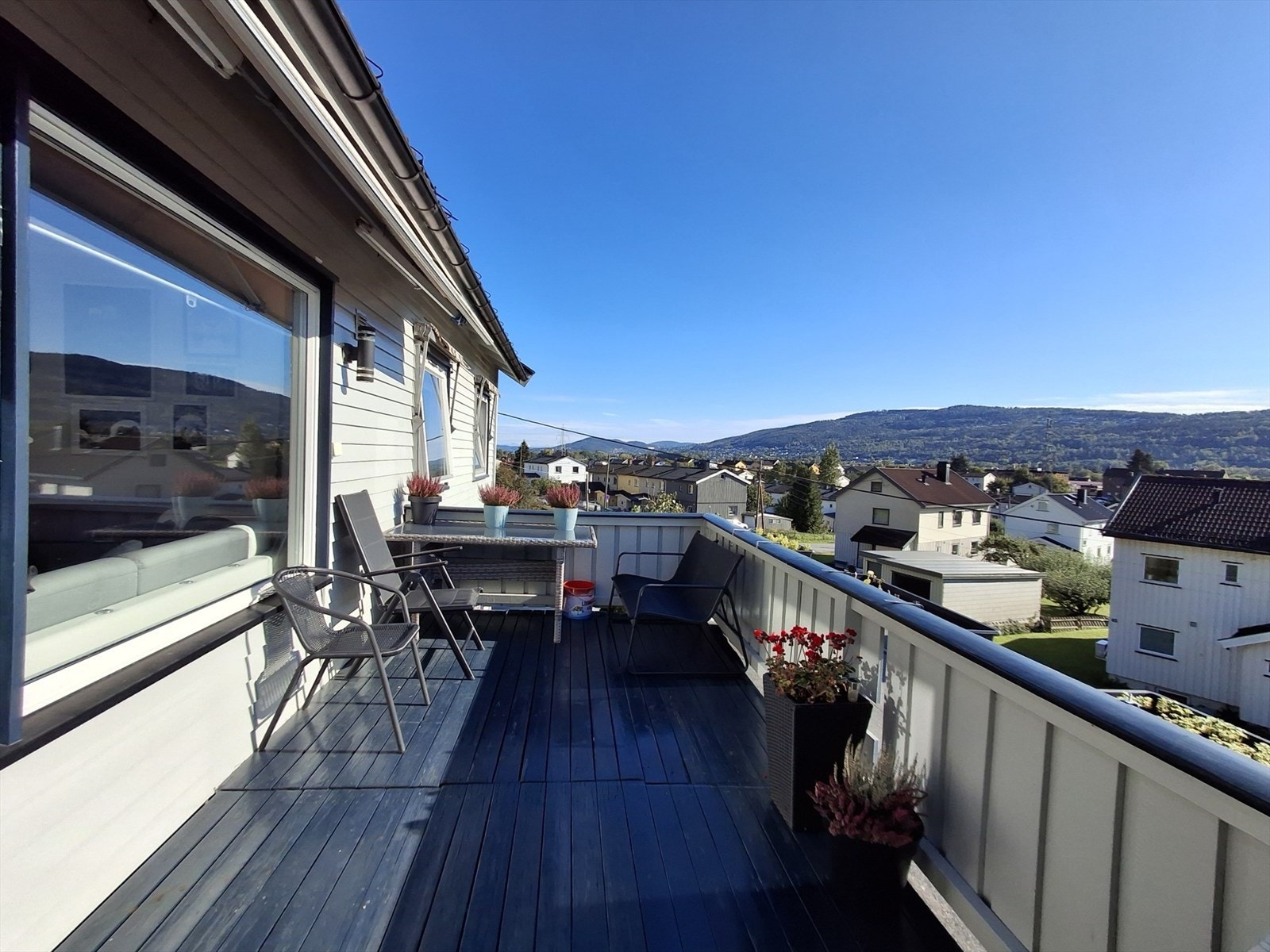 Fra terrassen har en nydelig utsikt utover Drammen by Galleribilde