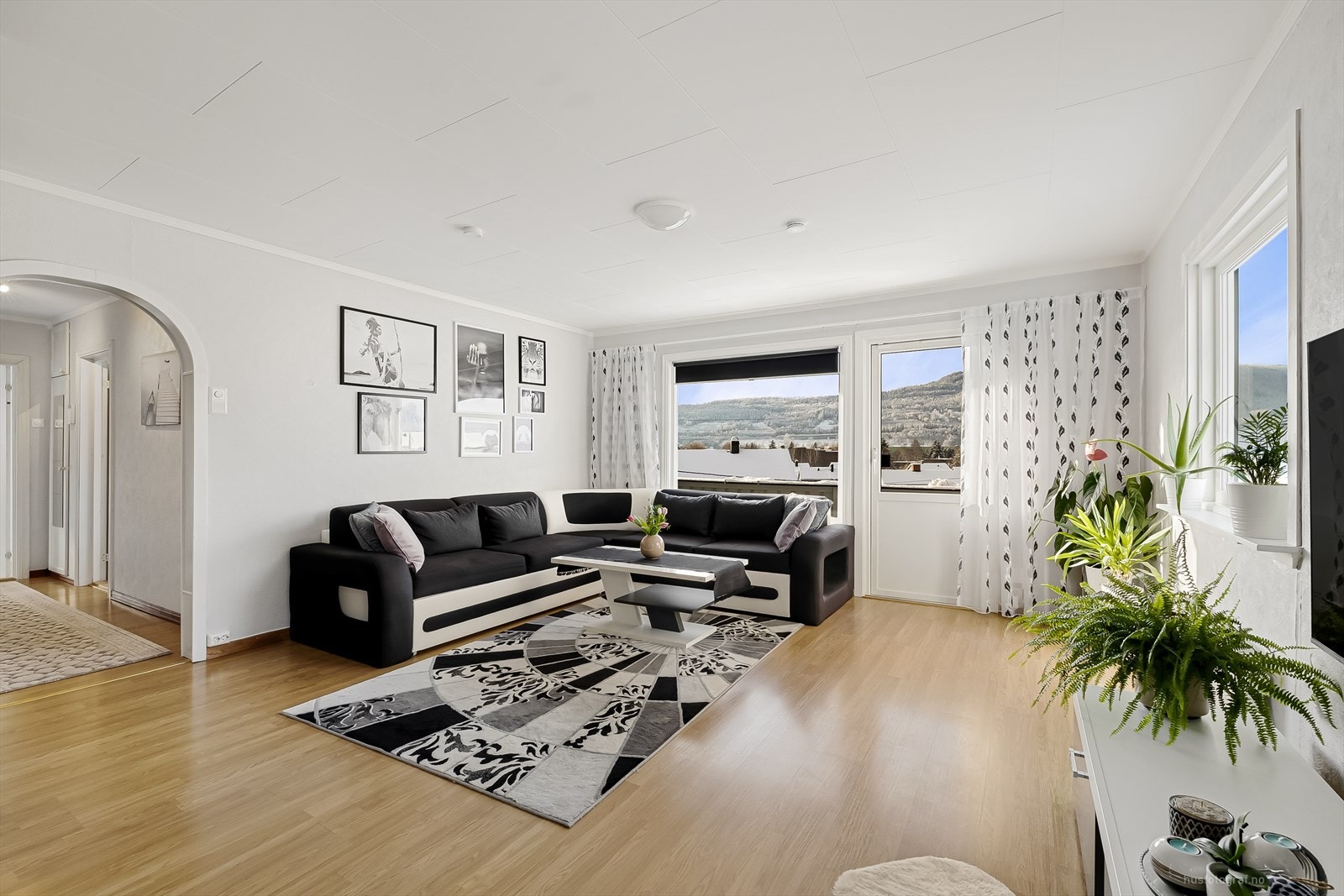 Innholdsrik halvpart av tomannsbolig Galleribilde