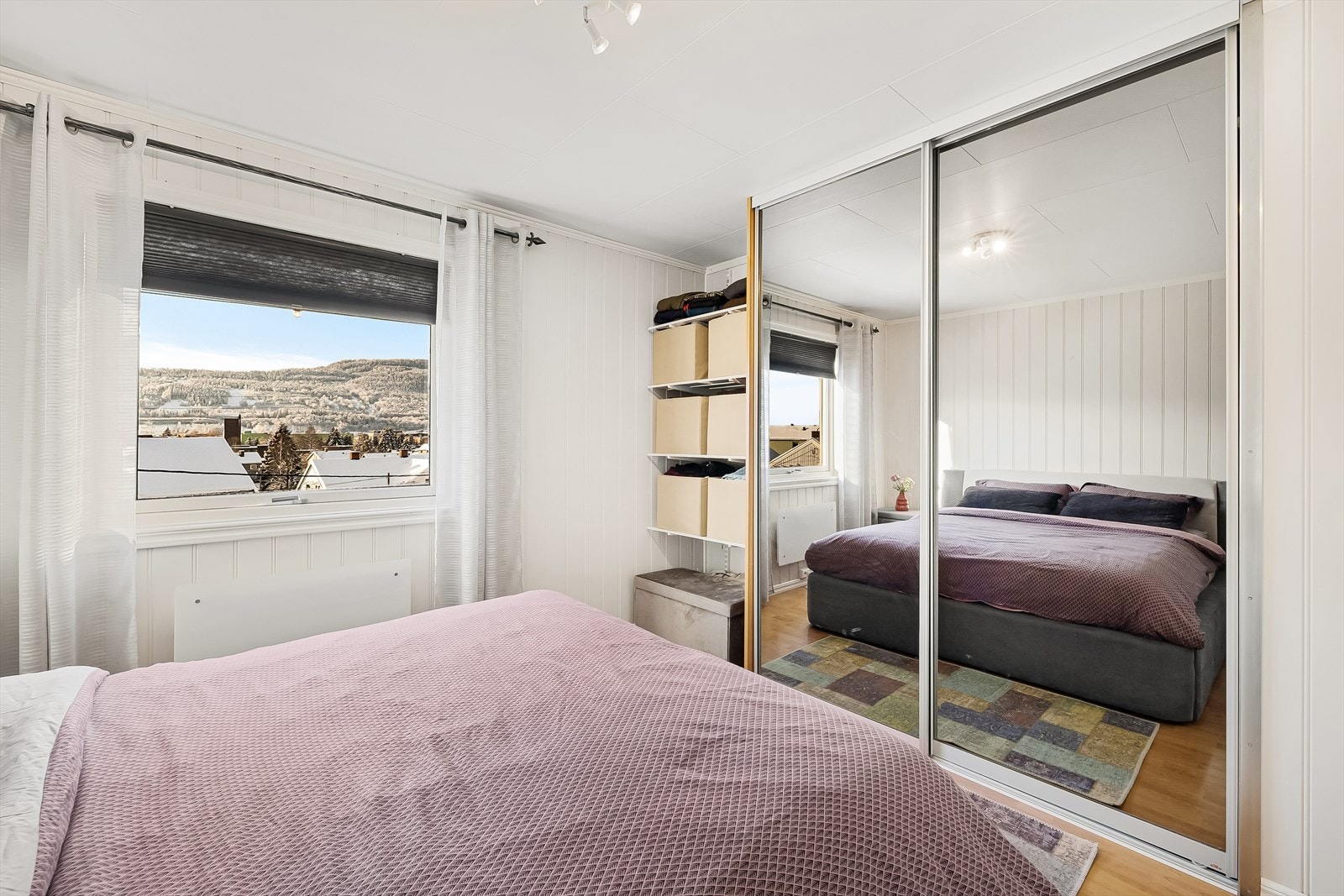 Hovedsoverommet er av god størrelse og har god plass til dobbeltseng med tilhørende nattbord Galleribilde