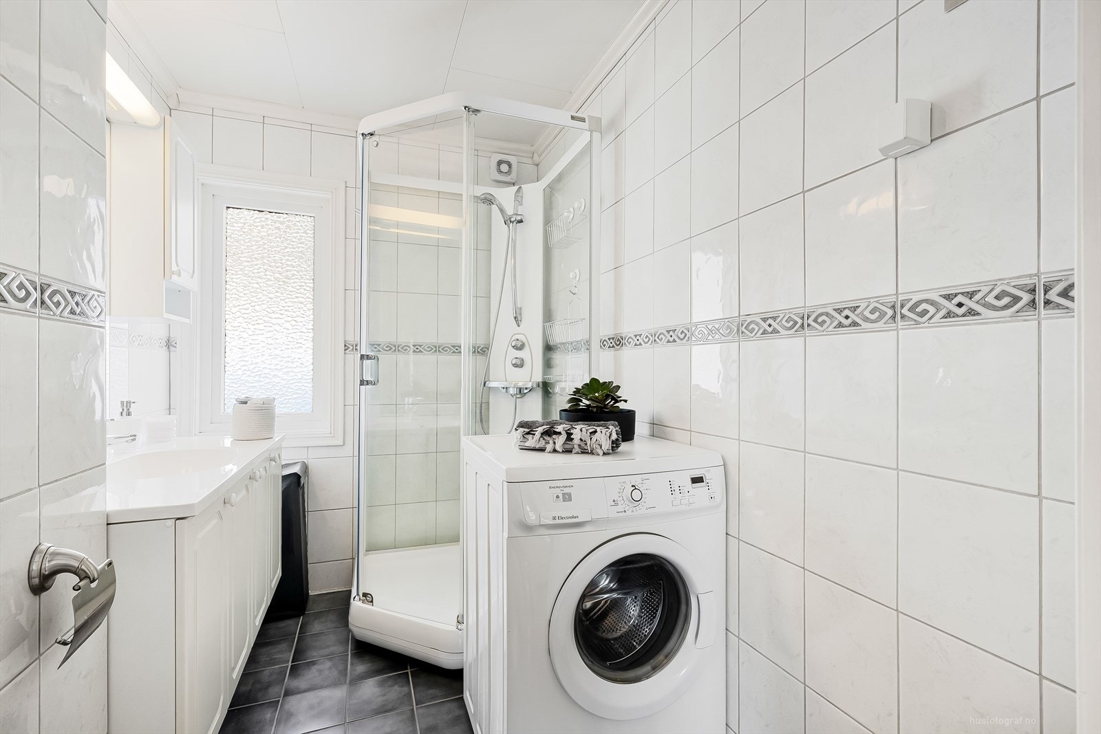 Badet har elektrisk styrt vifte og elektriske varmekabler i gulv Galleribilde