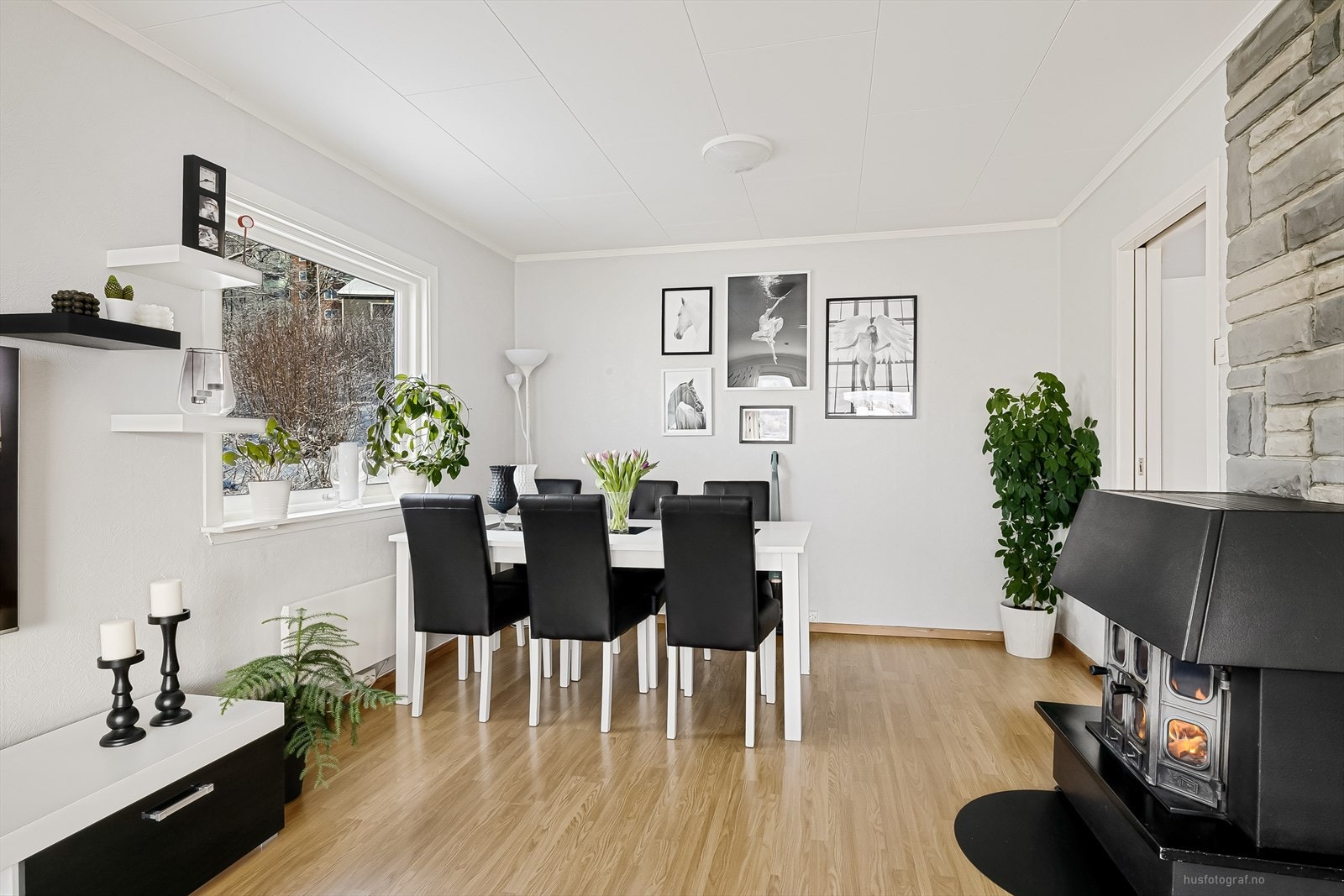 Det er god plass til både sofagruppe og spisebord Galleribilde