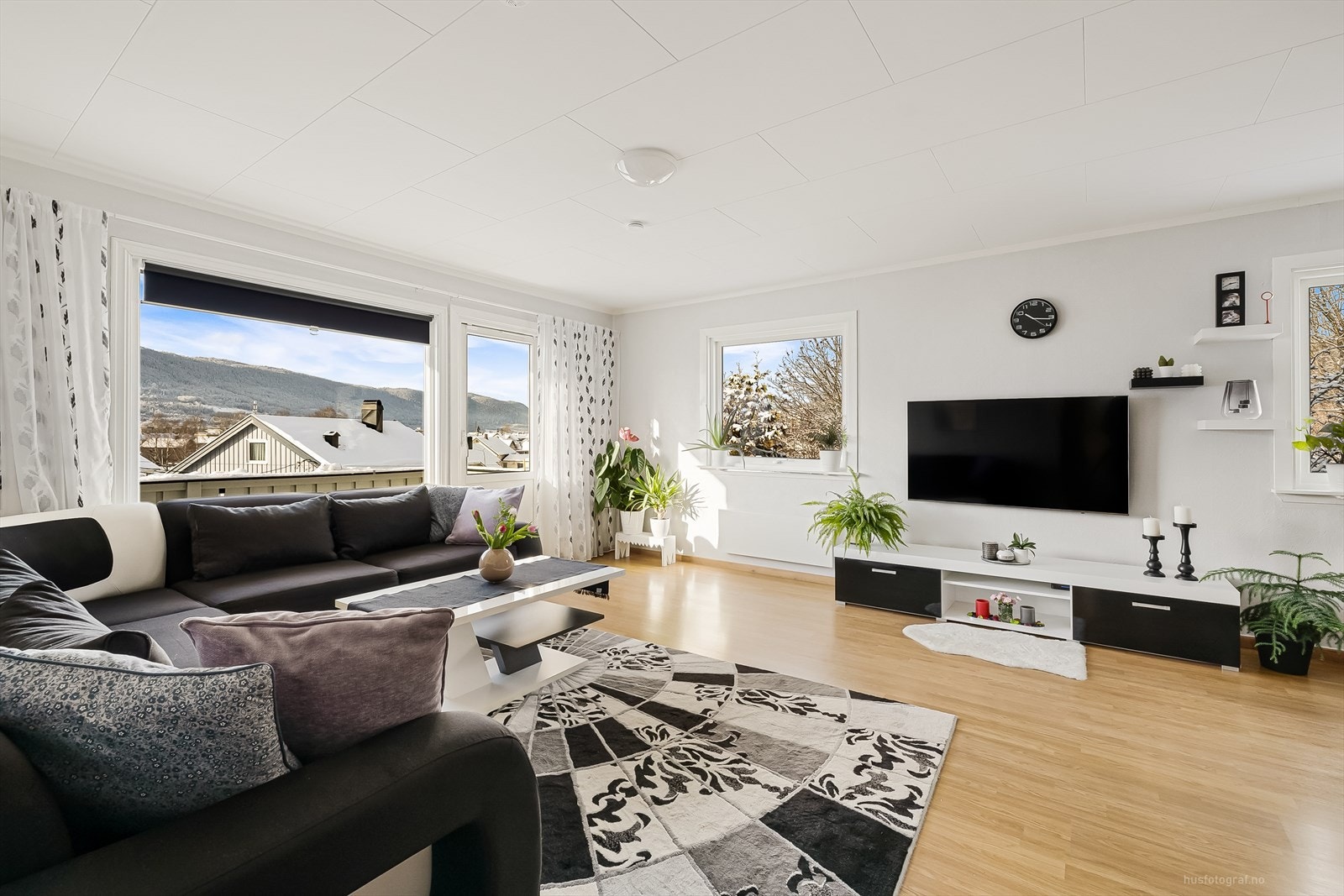 Store vindusflater gir godt med naturlig lys Galleribilde