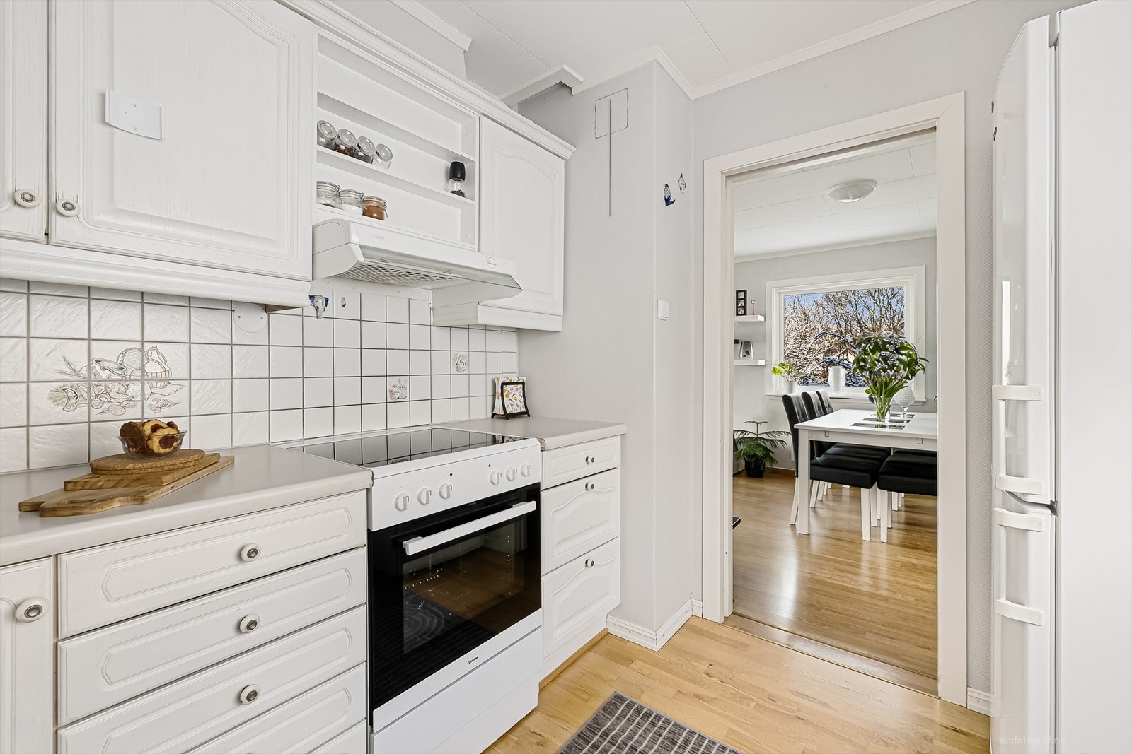 Kjøkkenet har parkett på gulv, malt strie på vegg og ruteplater i himling Galleribilde