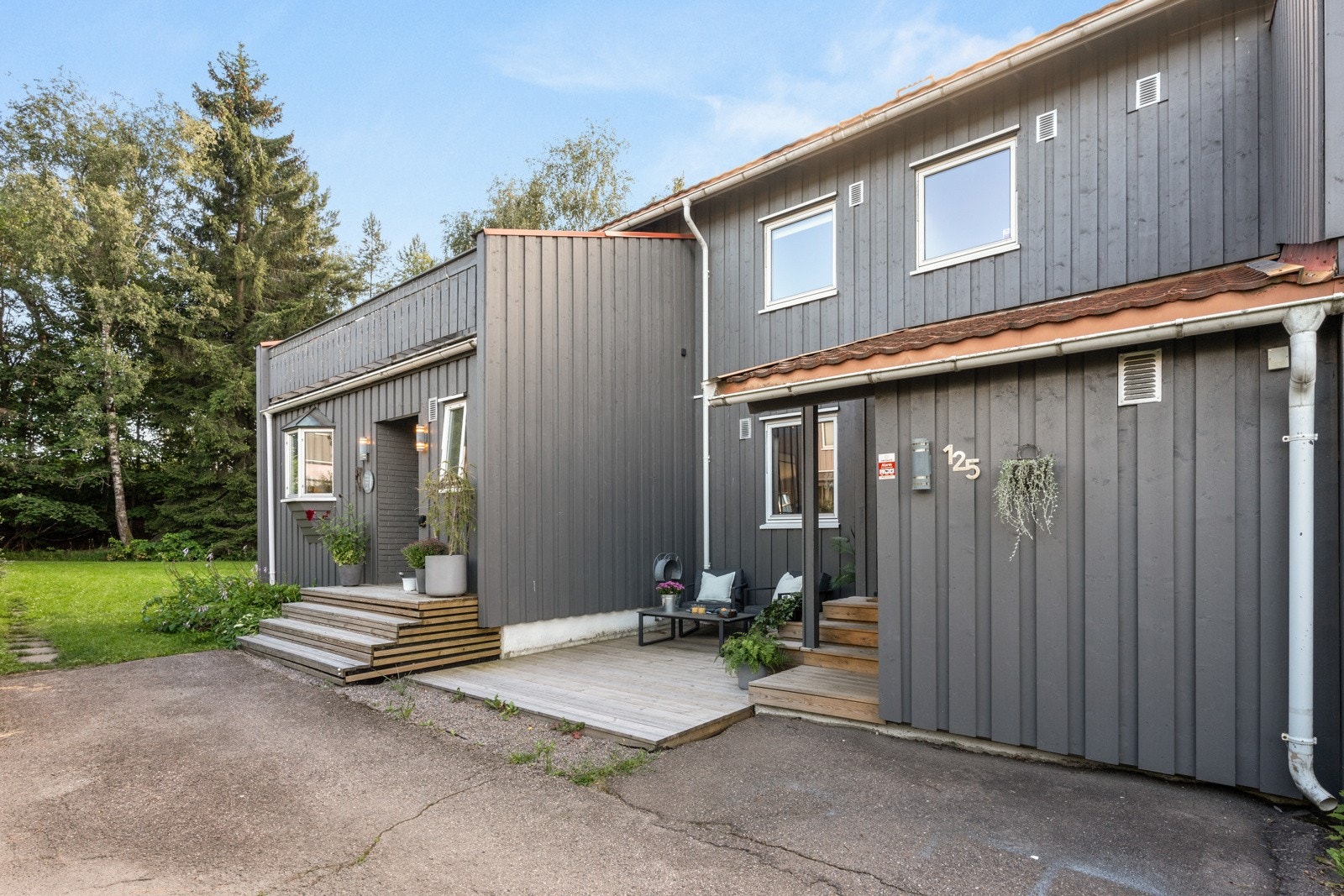 Rekkehuset har en østvendt markterrasse på ca. 12 kvm med trapp opp til overbygd inngang. Galleribilde