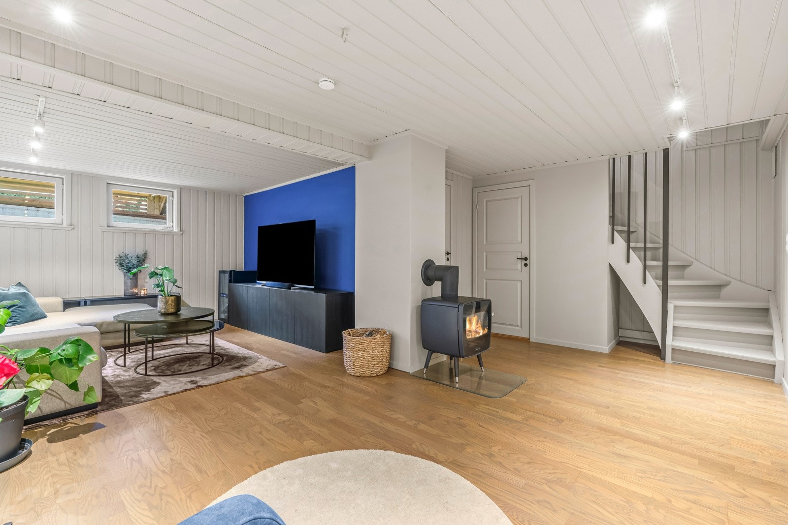 Boligen er innredet med en trivelig og stor kjellerstue - et rom som gir familier ekstra fleksibilitet i hverdagen. Galleribilde