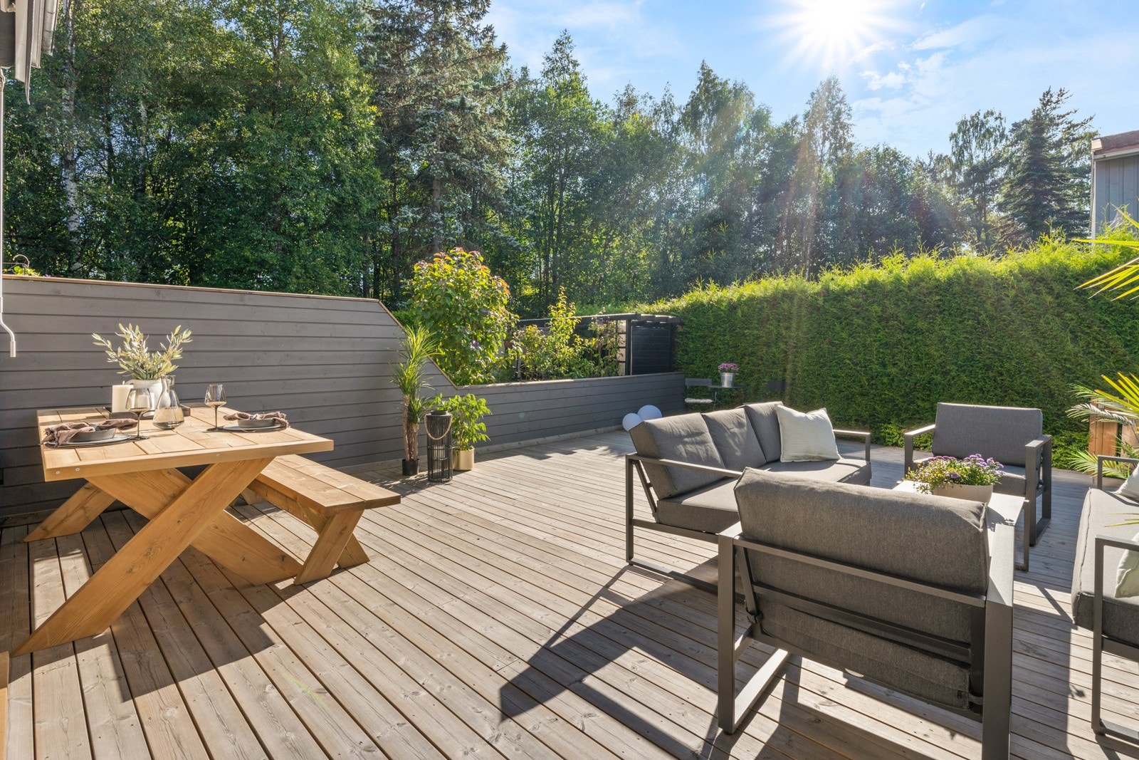 Terrassen har god plass til flere møblegrupper og grill, slik at solskinnsdagene kan nytes med maksimal komfort. Galleribilde