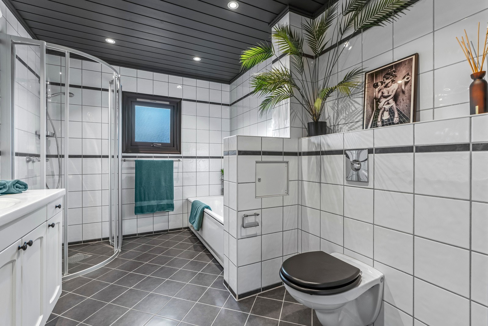 Rekkehuset har et romslig bad i andre etasje, samt et separat toalettrom og et vaskerom med dusj i kjelleretasjen. Badet i andre etasje er fra 2006. Galleribilde