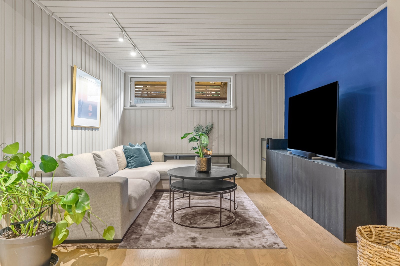 Det gode arealet har plass til flere møbler, både sofagruppe, tv-løsning, lesekrok eller hjemmekontor. Rommet er ikke godkjent for varig opphold. Galleribilde