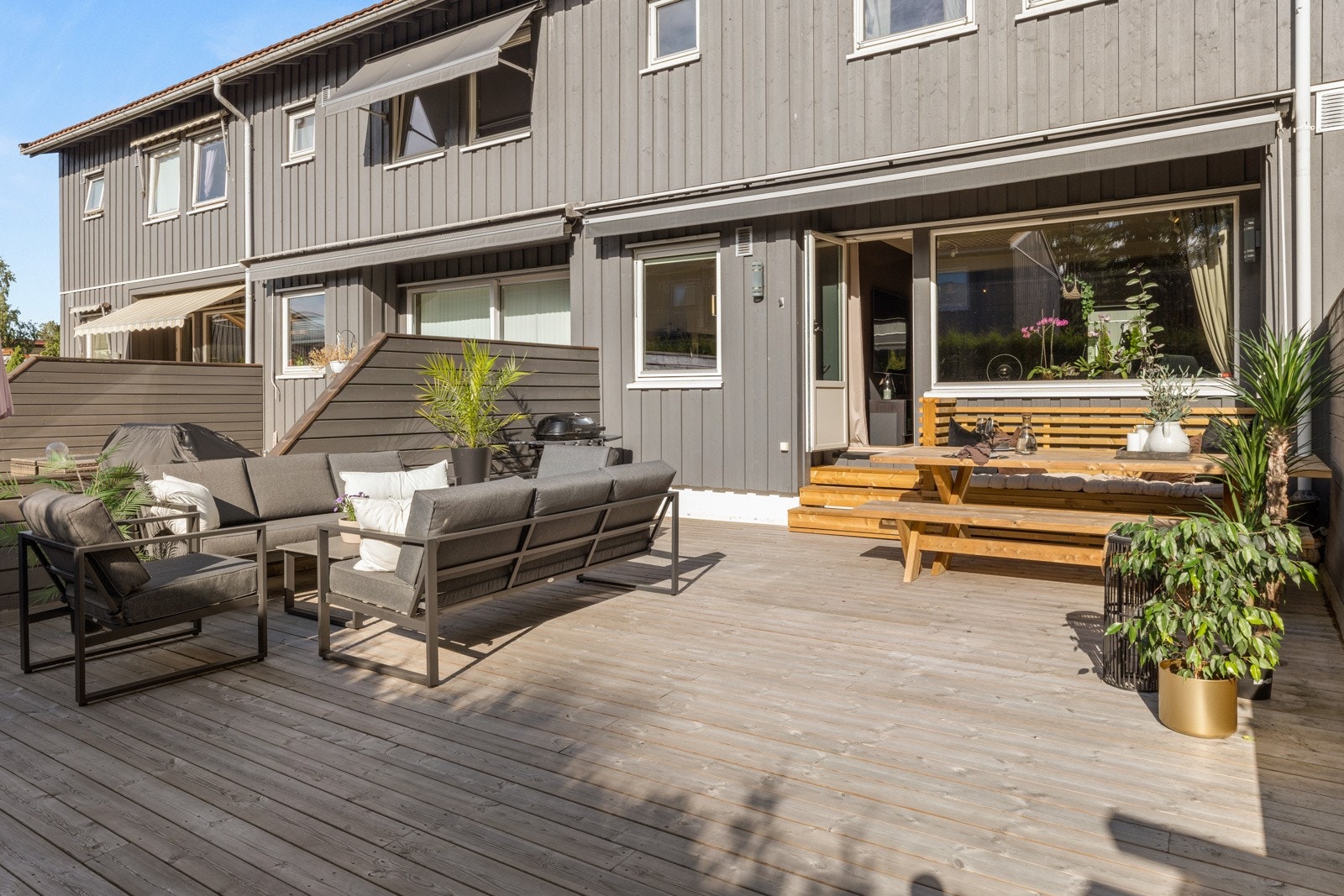 Mot vest er det utgang til en flott, solfylt terrasse på ca. 55 kvm - en herlig forlengelse i sommerhalvåret. Galleribilde