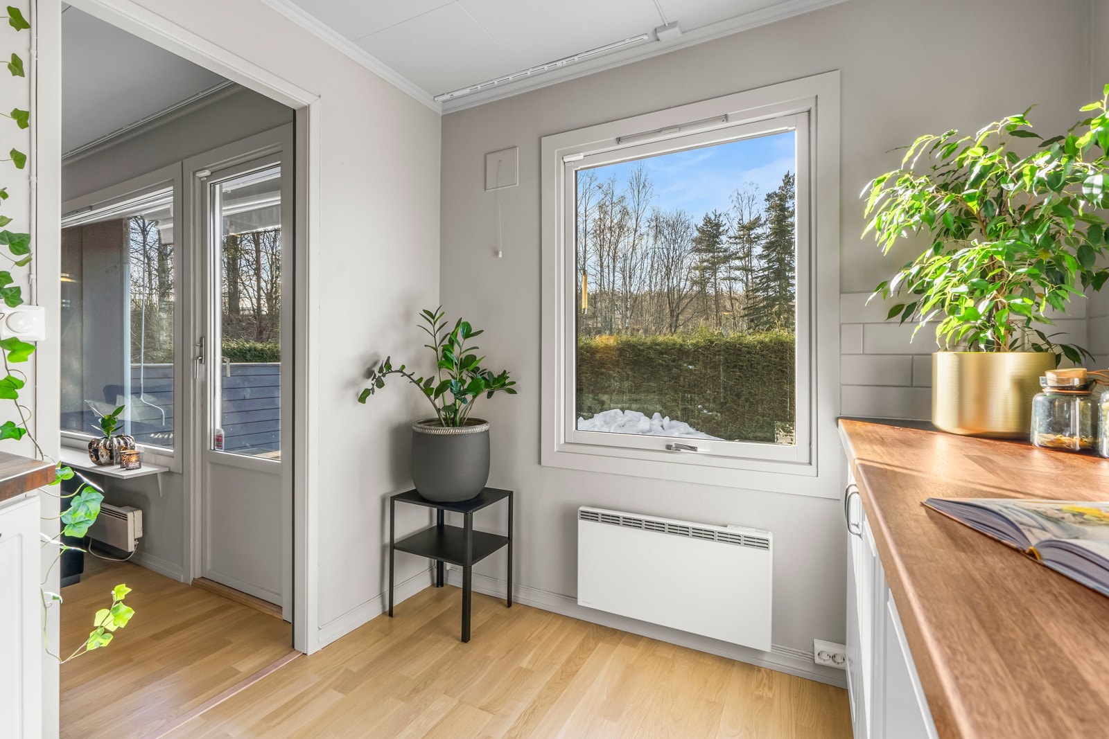 Et vestvendt vindu vender ut mot egen terrasse og gir friskt dagslys til rommet. Galleribilde