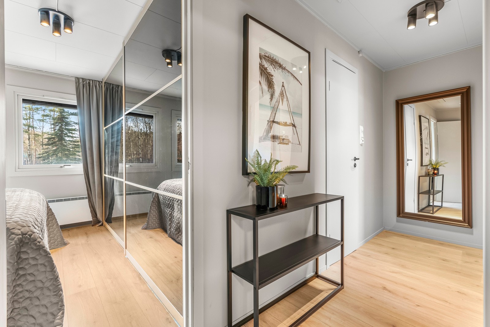 På hovedsoverommet er det montert skyvedørsgarderobe for lagring. Det er bod på gangen utenfor rommene og adkomst via loftsluke til et kryploft med gulvareal på ca. 20 kvm. Galleribilde