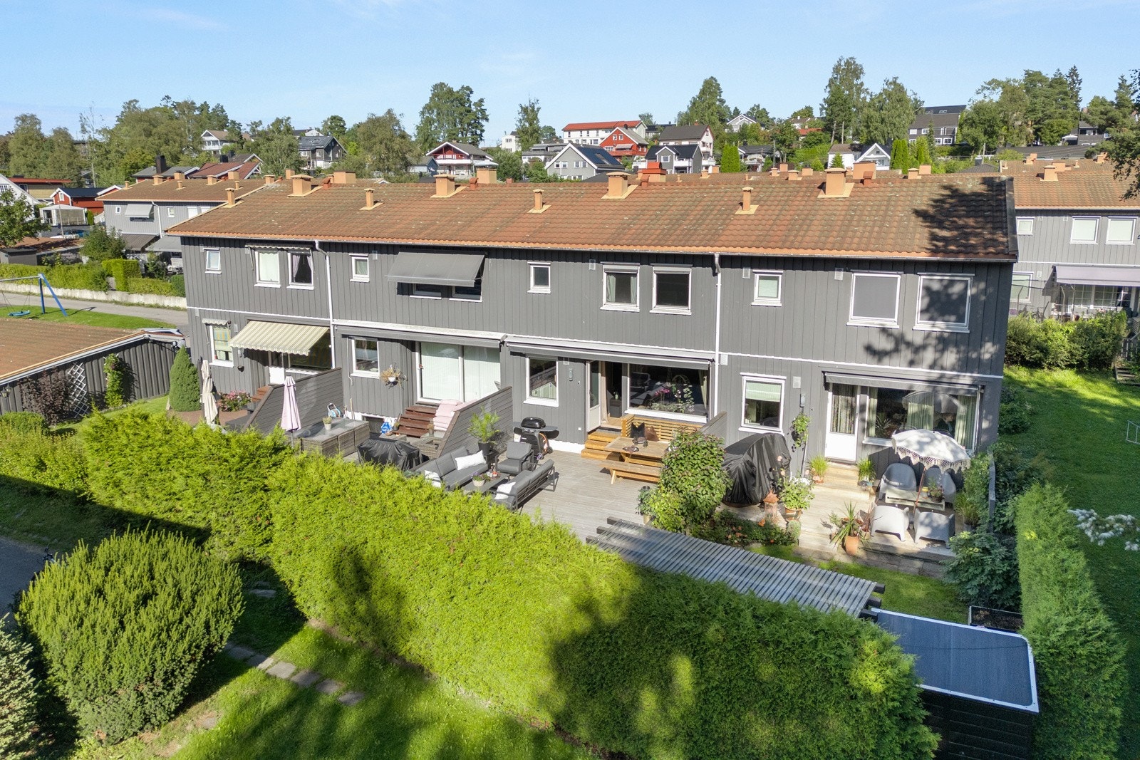 Karl Andersens vei 125 er et pent rekkehus på 140 m² med stor, vestvendt terrasse og garasje med lader. Svært barnevennlig beliggenhet i Høybråten skolekrets. Galleribilde