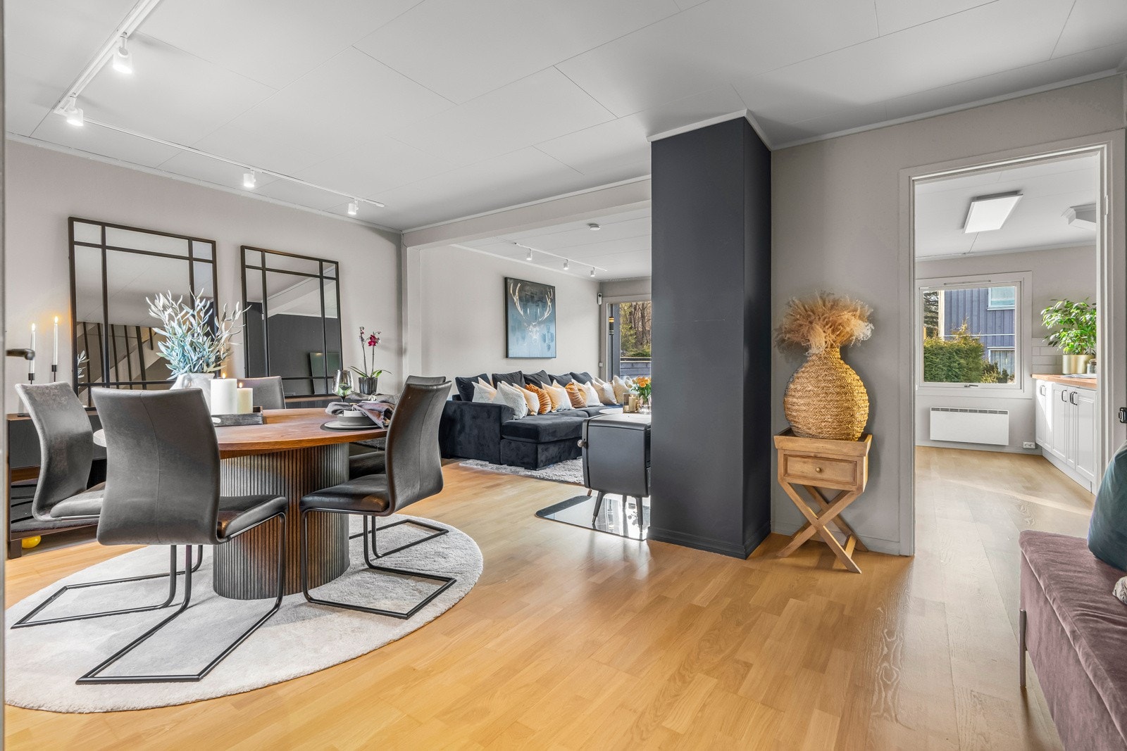 Velkommen inn i et pent rekkehus med familievennlig planløsning, lyse rom, godt utnyttet areal og velholdt standard. Galleribilde