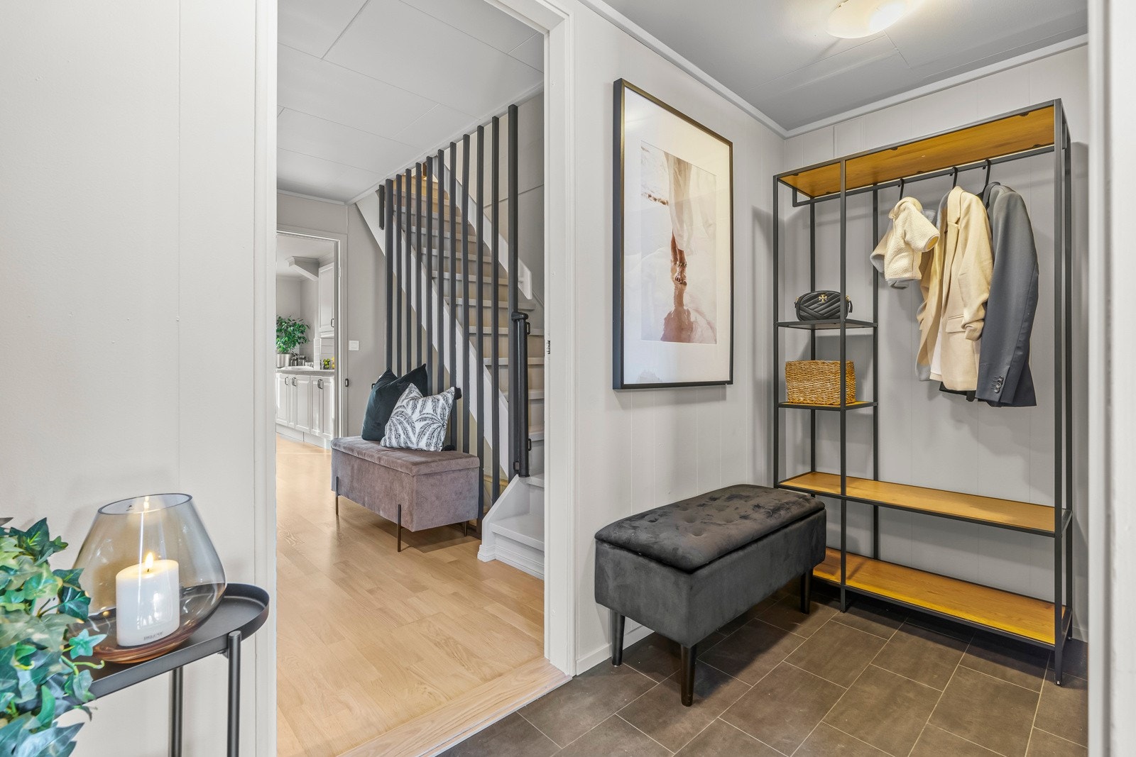 Entreen har laminatgulv med gulvvarme, lysmalte vegger, åpen garderobeløsning og adkomst til en bod som også har inngang fra ute. Galleribilde