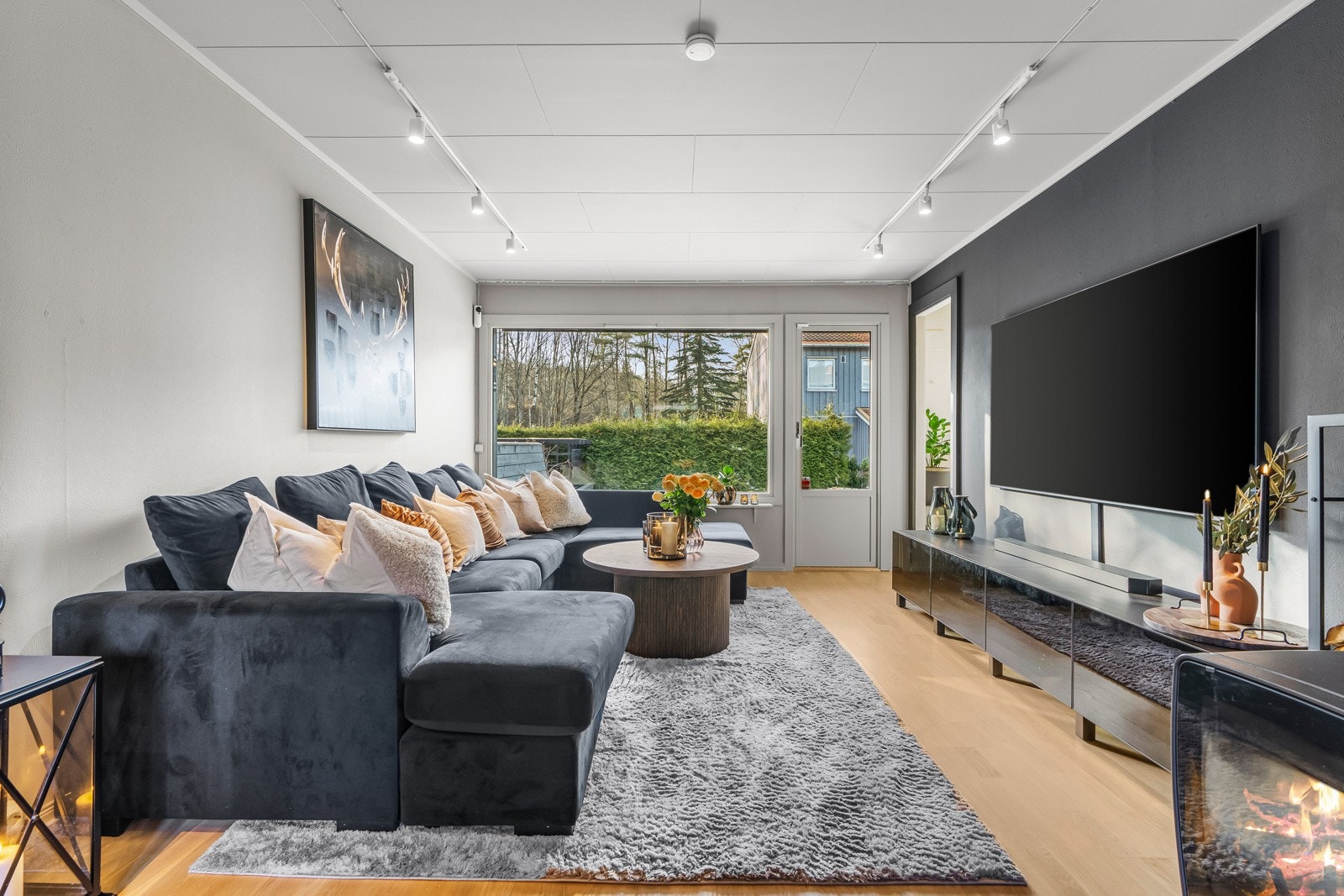 Stuen har god plass til å innredes med stor sofagruppe og tv med tilhørende møblement. Galleribilde