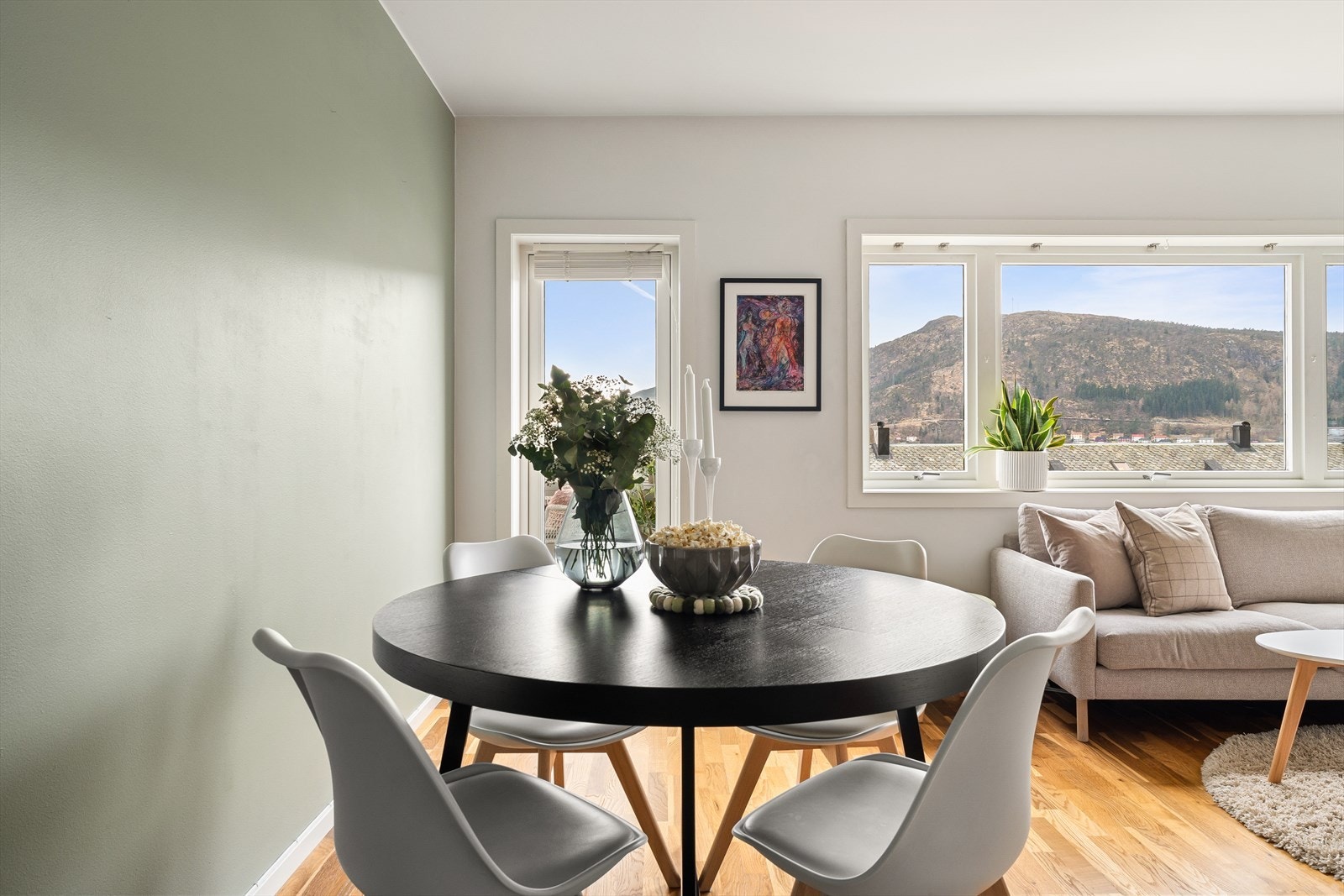 Det er god plass til både spise- og sittegruppe, og det har ved flere anledninger blitt dekket opp til langbord på f.eks 17. mai! Galleribilde