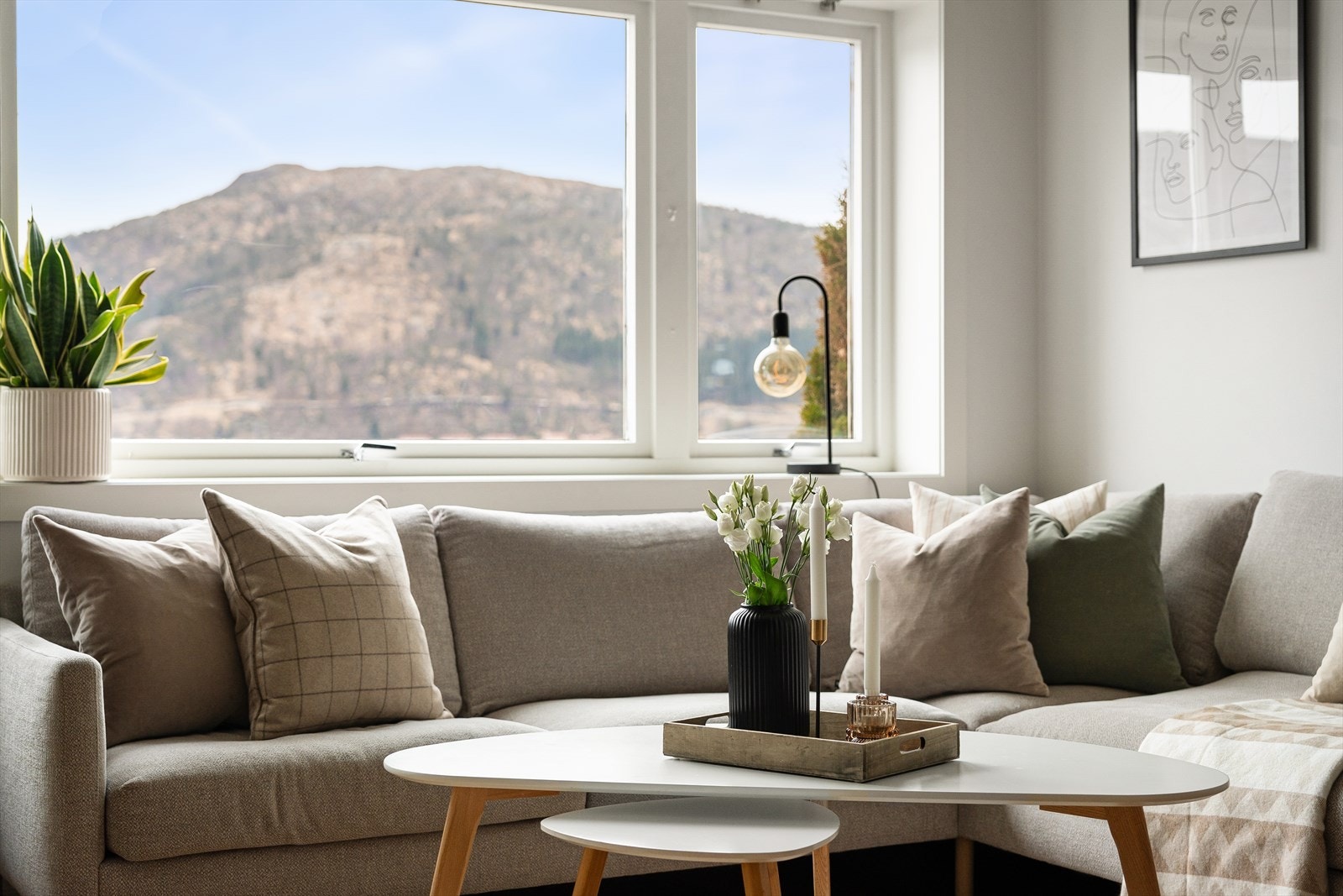 Leiligheten har kun ca 100 meter til Bunnpris via trappen utenfor, og bussen går hele tiden fra både Lægdene (200m) og Nattlandsveien (250m). Galleribilde