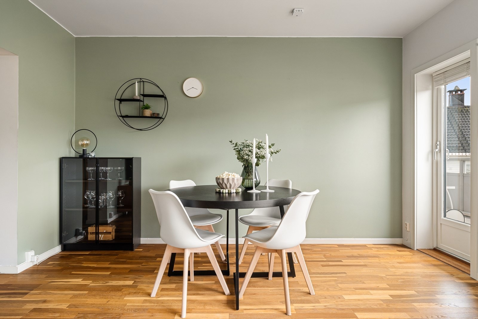 Selger har ellers skiftet pakning på alle vinduer i 2024, med unntak av vindu på gjesterom. Galleribilde