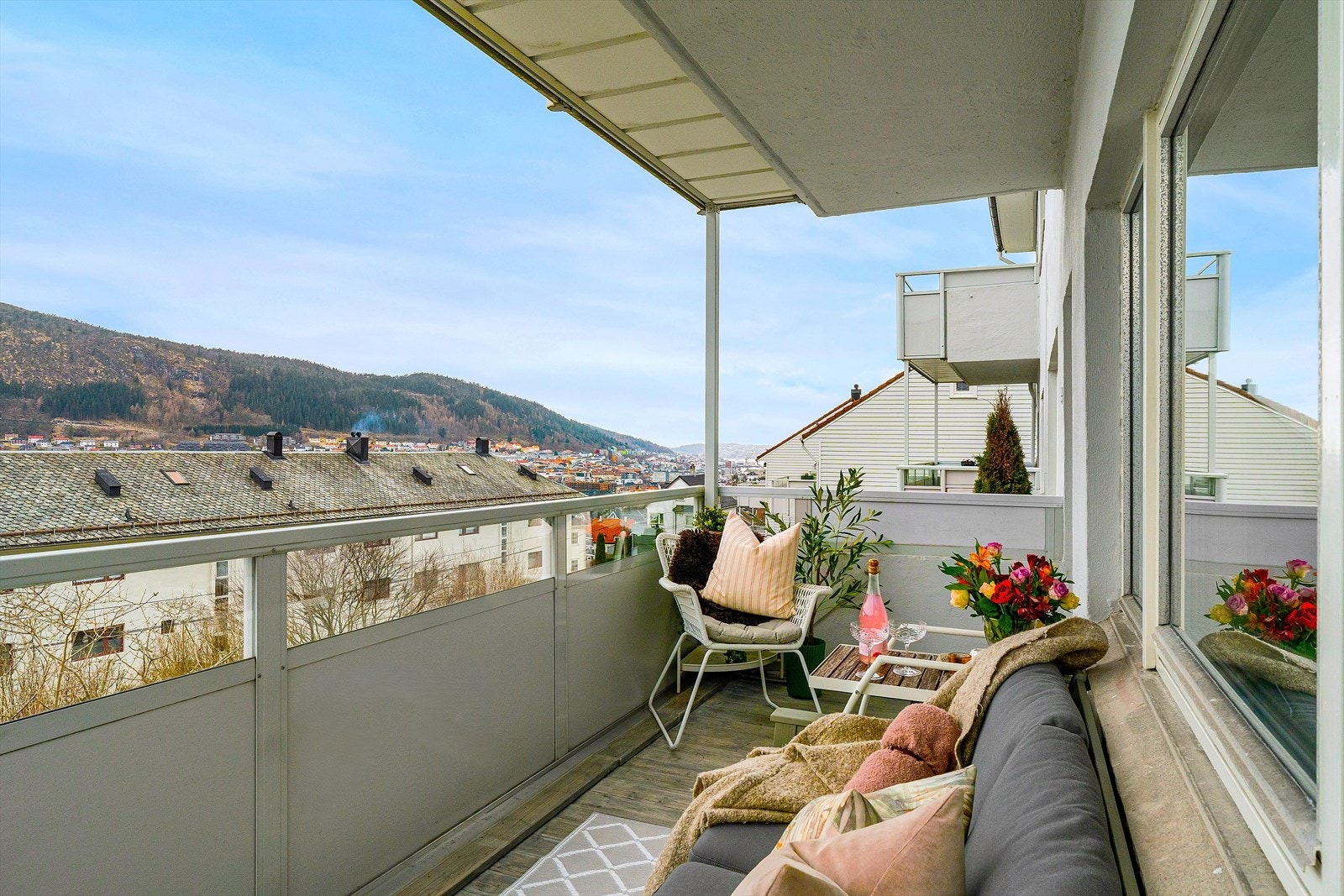 Tenk å nyte sommeren her! Leiligehten fikk rehabilitert og utvidet balkongen i 2019. Her har man fantastisk utsikt og kan skimte byfjorden! Galleribilde