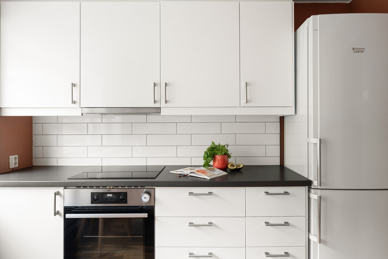 Ellers fikk selger montert 7 nye stikkontaker i 2022, og det er smartstyrt panelovn fra 2023 på kjøkken og gjesterom. Galleribilde