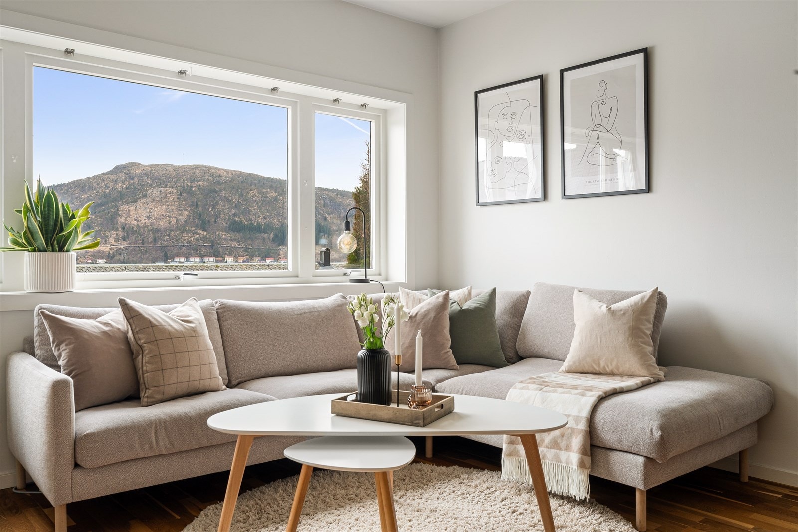 Og fantastisk flott utsikt fra sofakroken. Galleribilde