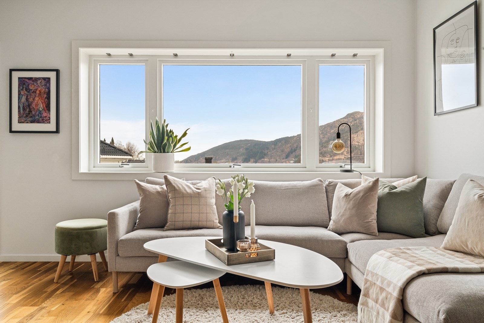 Store flotte vinduer som gir rikelig med naturlig lysinnslipp. Galleribilde