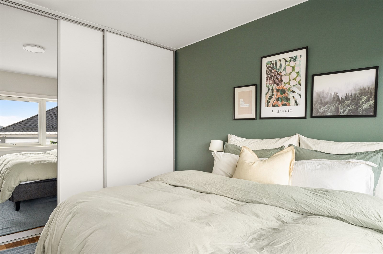 Romslig skyvedørsgarderobe med god innredning. Galleribilde