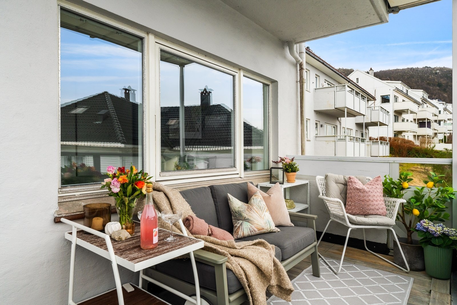 Her blir det en lun og solrik krok som du kan glede deg til å nyte! Disse balkongene er en av grunnene til at leilighetene her er så populære. Galleribilde