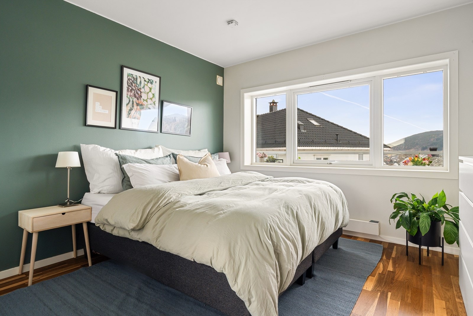 Stort og luftig hovedsoverom. Galleribilde