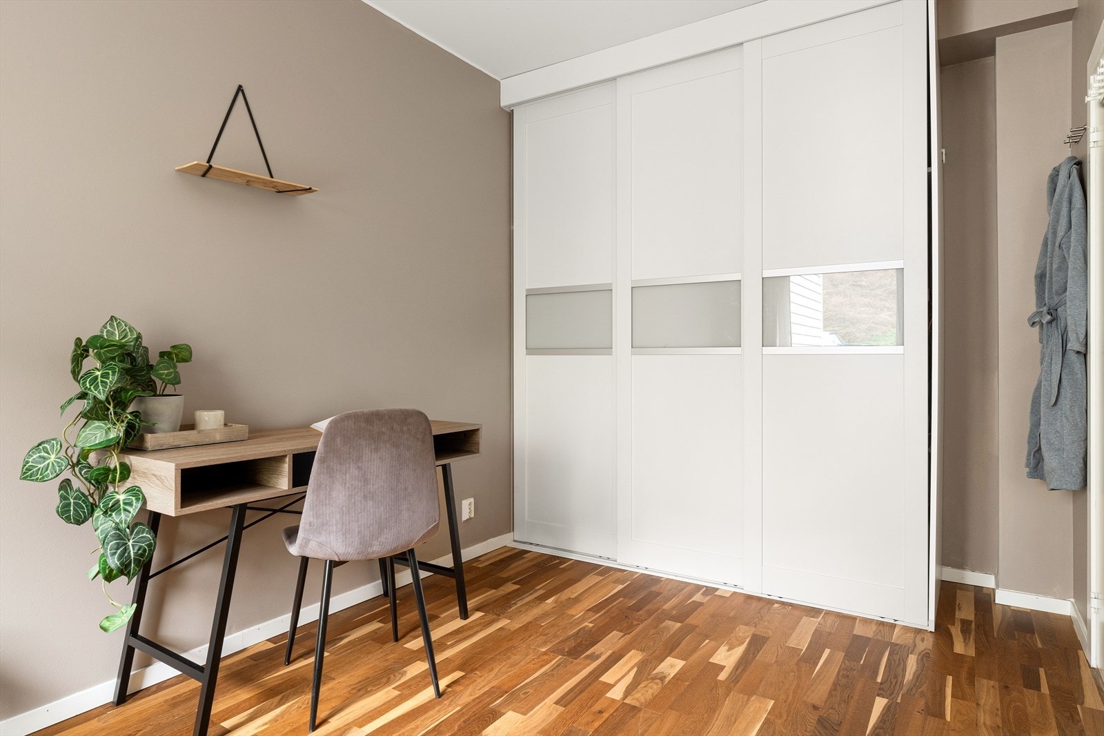 Dette soverommet har også en romslig skyvedørsgarderobe Galleribilde