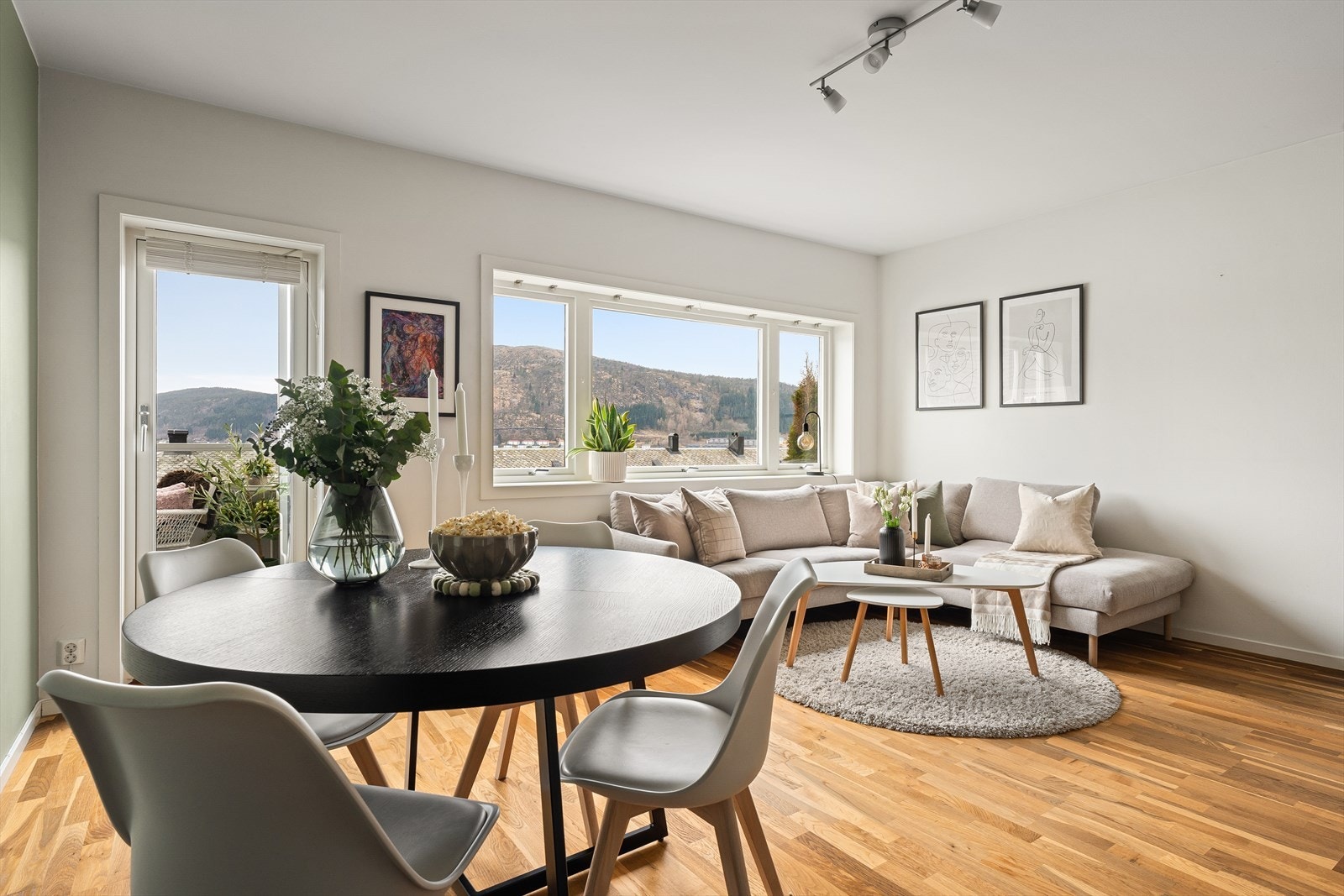 Velkommen inn! Alle vegger ble malt vinteren 21/22, og leiligheten fremstår både trivelig og moderne. Galleribilde