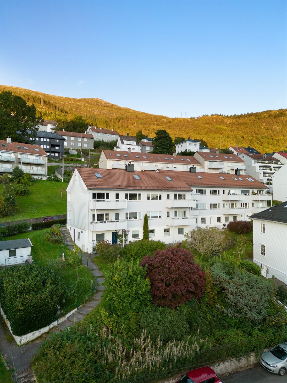 Bygget ligger pent til med store grøntområder. Umiddelbar nærhet til Haukeland, Sletten senter, og gode kollektivforbindelser i området. Velkommen på visning!.jpg Galleribilde