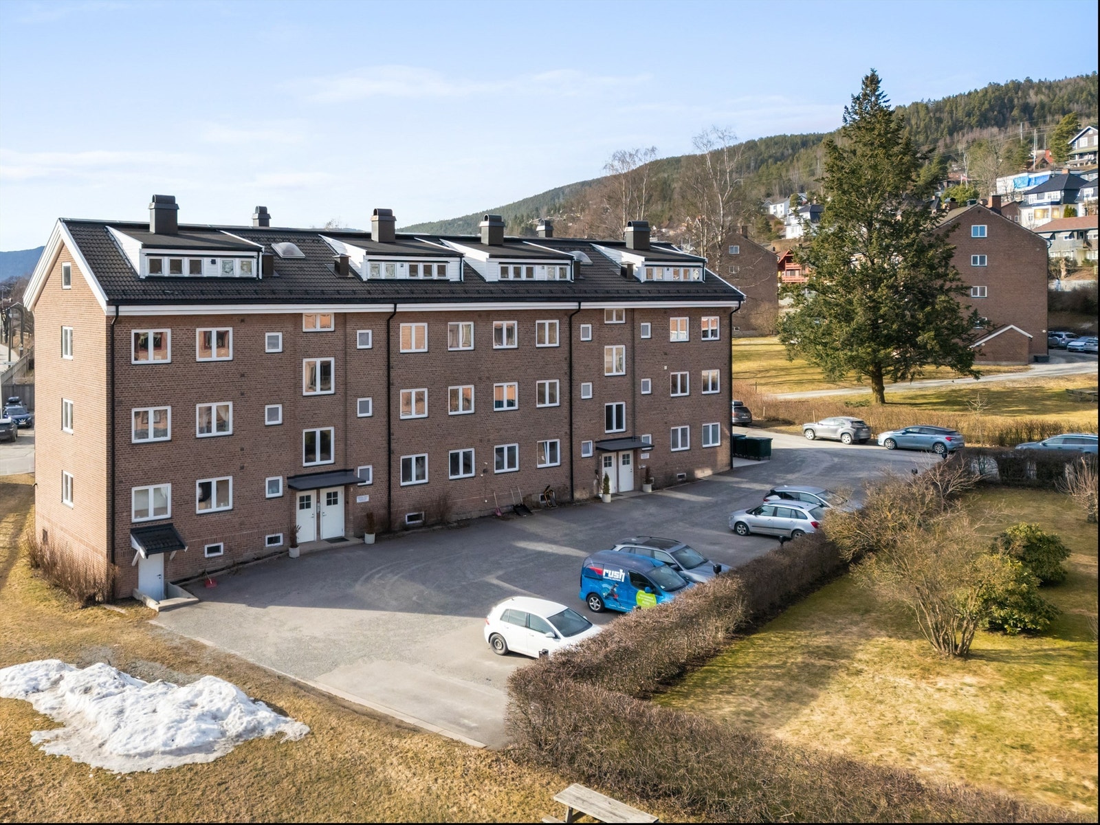 Medfølgende disponibel parkeringsplass med el-billader. Parkeringsplass er nummerert på ladeboks med B202 Galleribilde