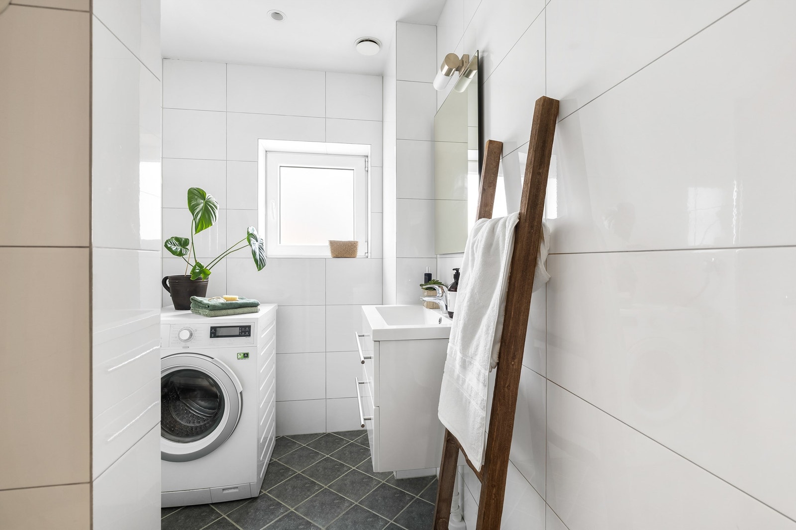 Innredningen består av en vegghengt servant med skuffer. Opplegg for vaskemaskin. Naturlig ventilasjon Galleribilde