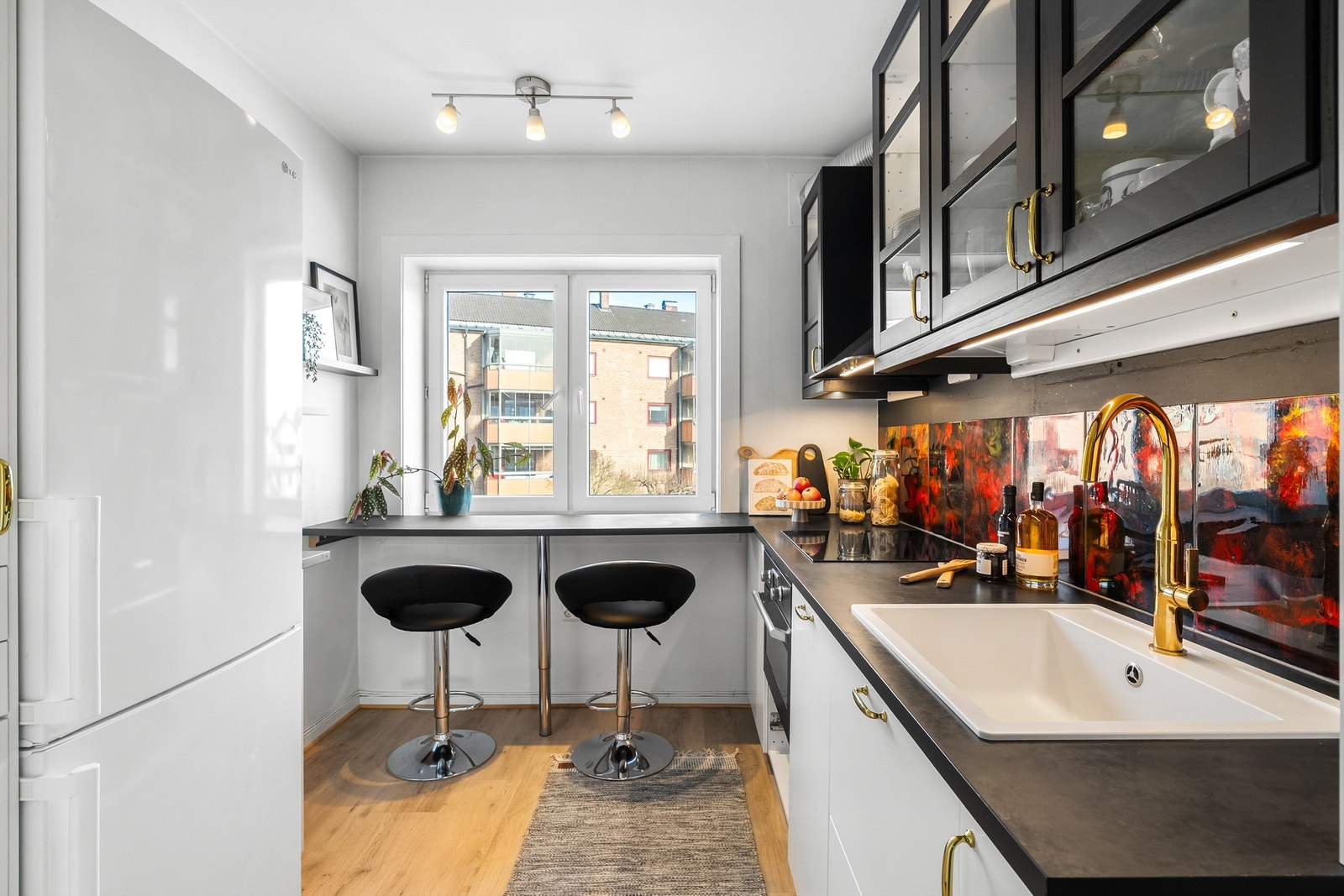 Kjøkken fra 2019 innredet med glatte fronter og en laminert benkeplate Galleribilde