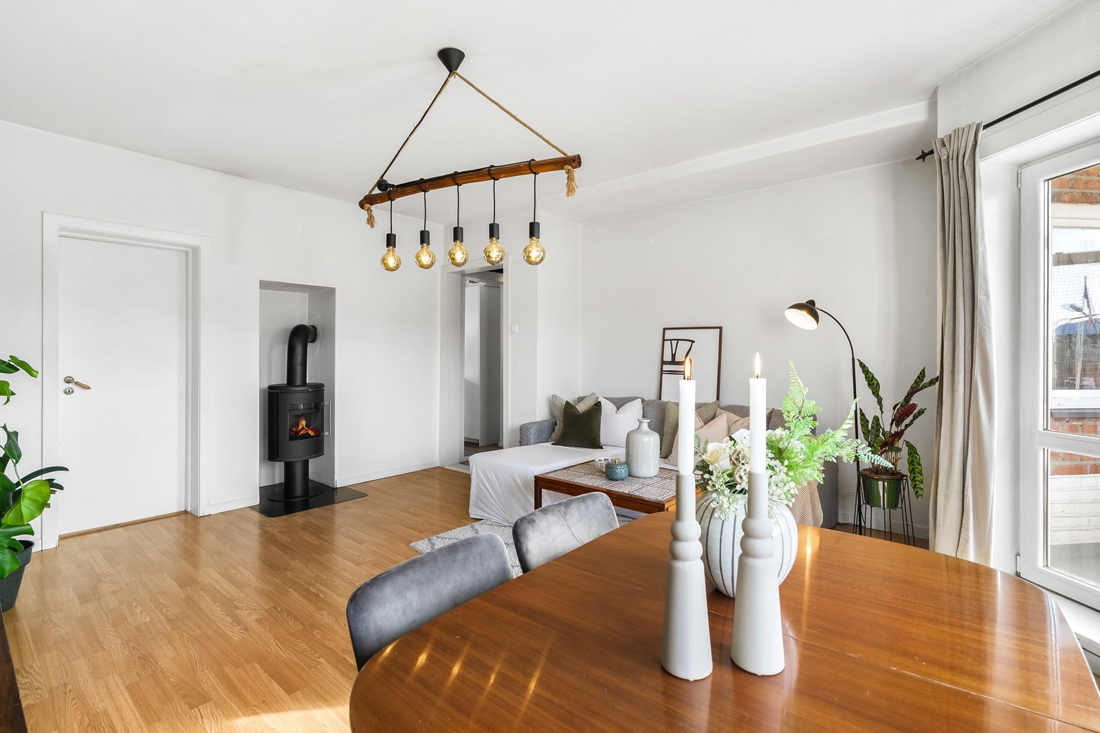 Romslig og innbydende stue med både plass til sofaområde og spiseplass. Peisovnen bidrar til en lun og hyggelig atmosfære. Direkte adkomst til egen balkong for ekstra lys og luft Galleribilde