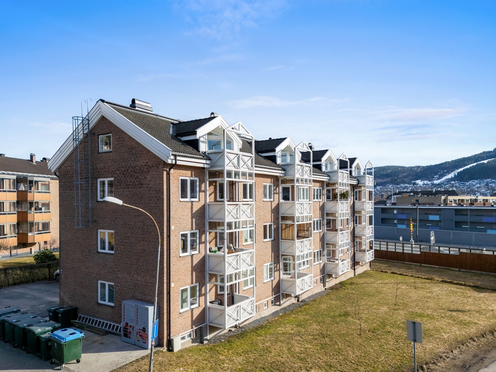 Gangavstand til bussholdeplass, barnehager, skoler og idrettsanlegg. Videre er det kort gangavstand til bykjernen med alt av sentrumsfasiliteter Galleribilde