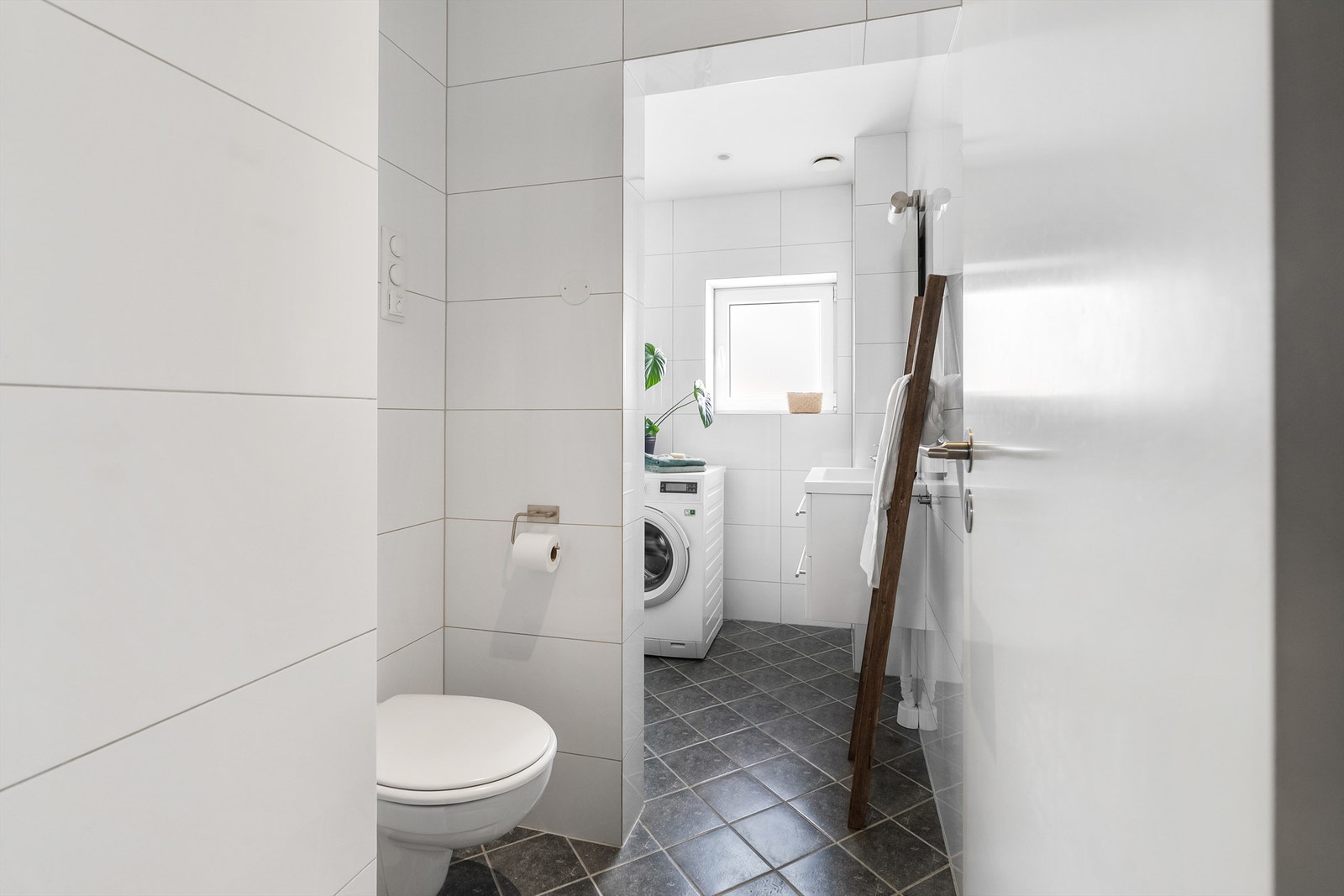 Stilrent og flislagt bad fra 2015 med gulvvarme Galleribilde