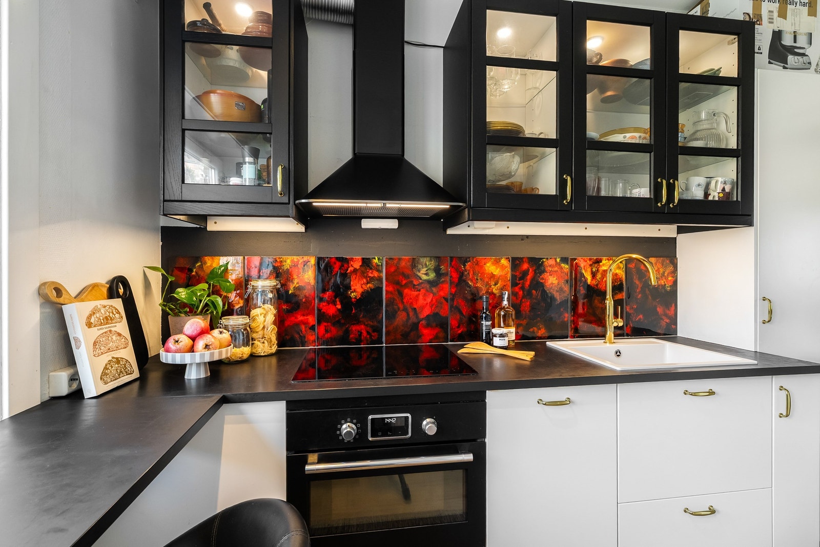 Integrerte hvitevarer med stekeovn, platetopp og oppvaskmaskin Galleribilde