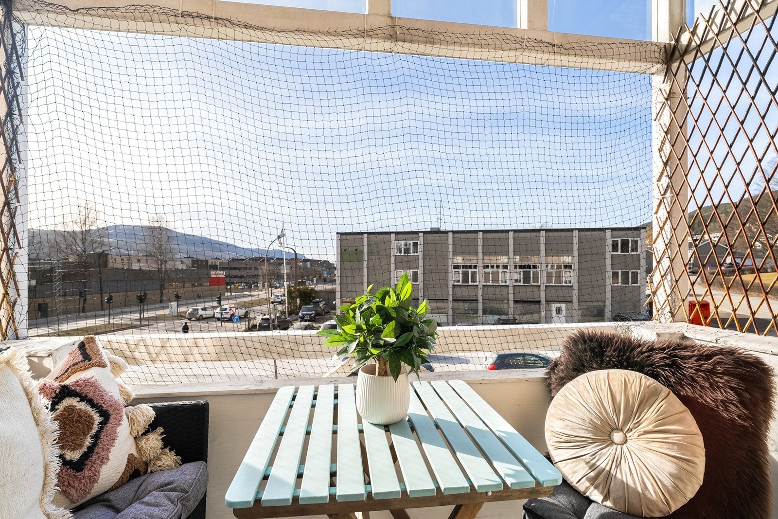 Solrik balkong med utsikt og plass til sittegruppe Galleribilde