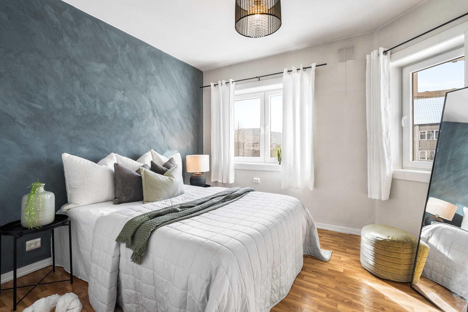 Soverom 1 med god plass til garderobeløsning Galleribilde