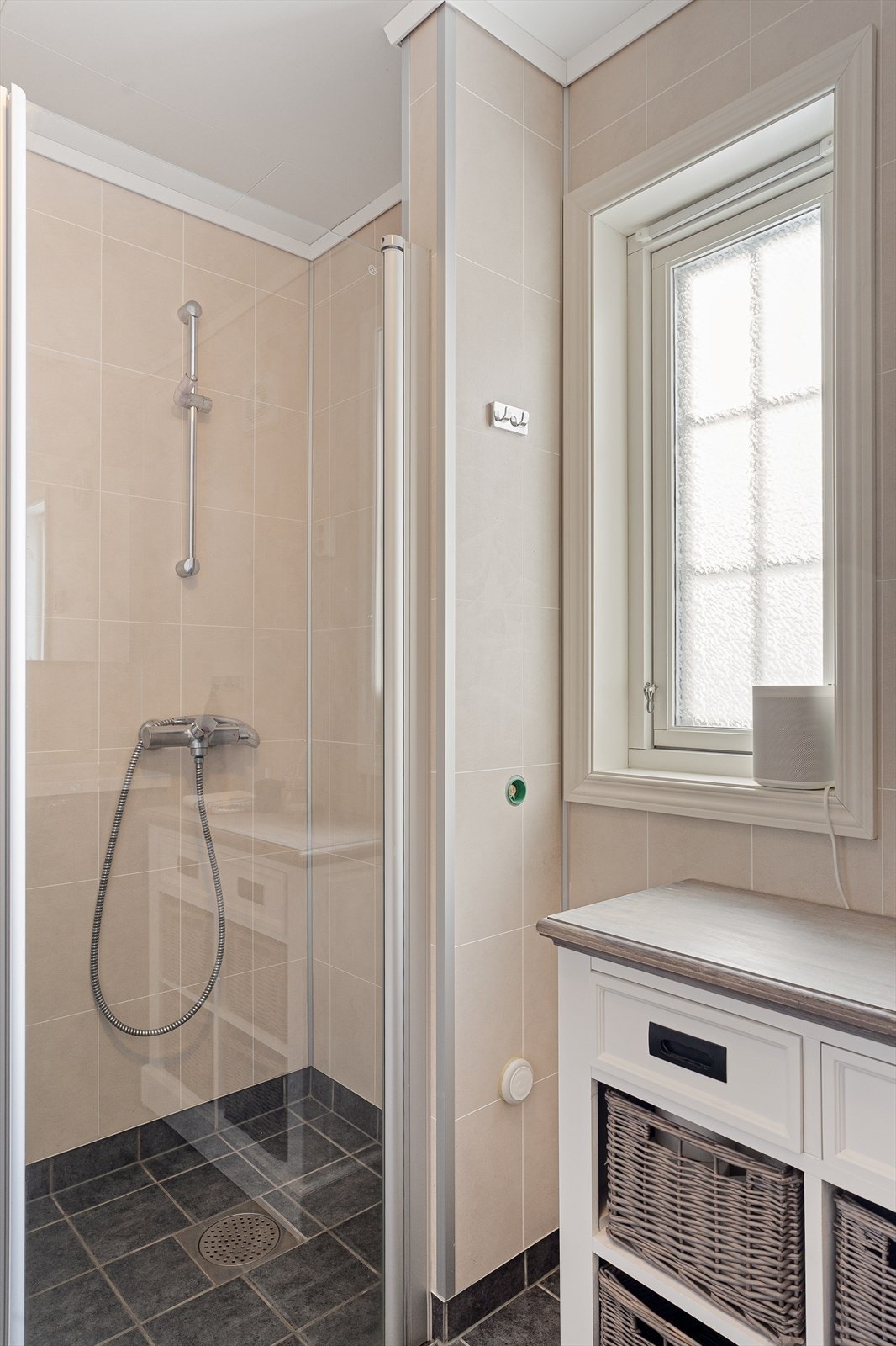 Det er baderomsplater på vegger og takess plater i himling. Flislagt gulv med varmekabler. Galleribilde